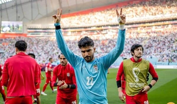 عکس امیر عابدزاده با لباس پرسپولیس