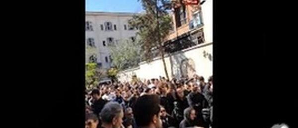 عکس غزل بدیعی در مراسم خاکسپاری همسرش
