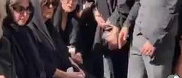 عکس غزل بدیعی در مراسم خاکسپاری همسرش