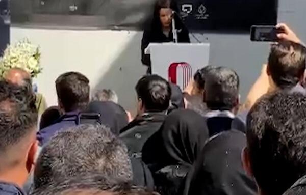 عکس غزل بدیعی در مراسم خاکسپاری همسرش