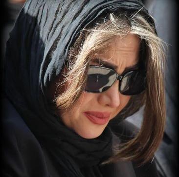 عکس غزل بدیعی در مراسم خاکسپاری همسرش
