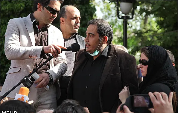 عکس غزل بدیعی در مراسم خاکسپاری همسرش