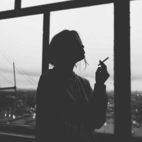 عکس فیک سیگار تو دست دختر
