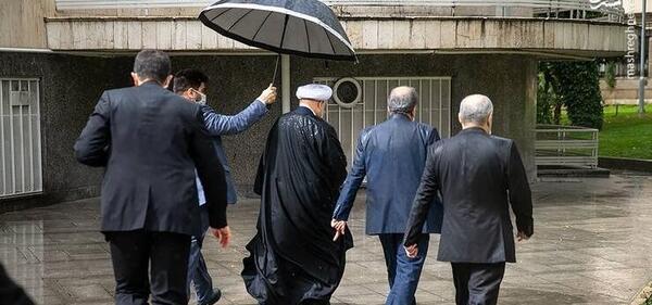 عکس حسن روحانی در کوه