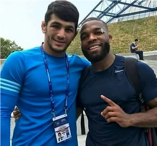 عکس حسن یزدانی با شیر