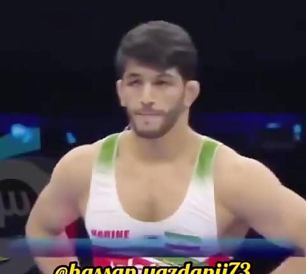 عکس حسن یزدانی با شیر