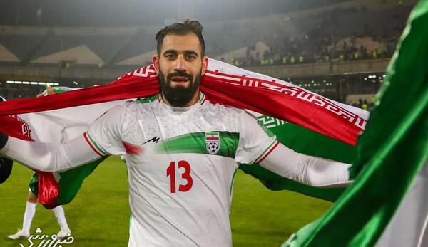 عکس حسین کنعانی با لباس استقلال