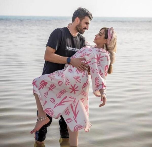 عکس حسین ماهینی و همسرش در ساحل