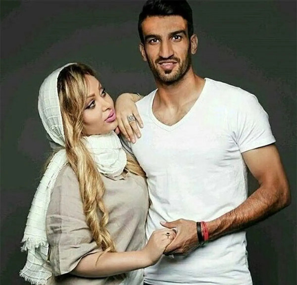 عکس حسین ماهینی و همسرش در ساحل