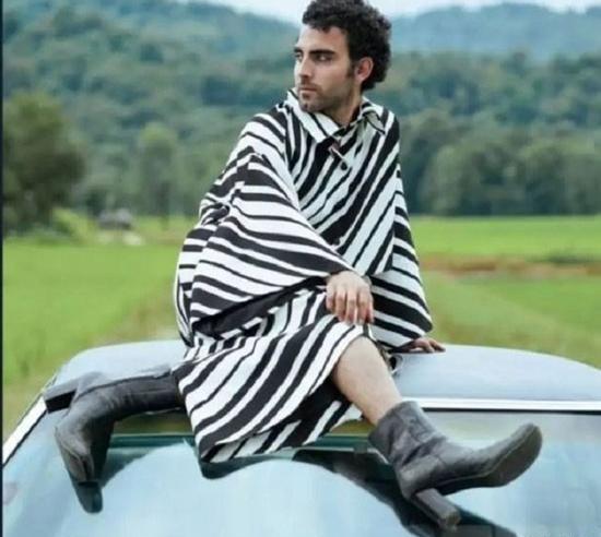 عکس محمد صادقی با لباس زنانه