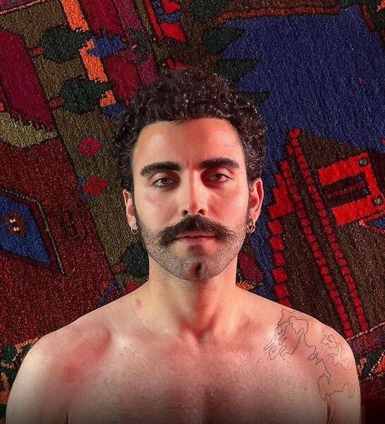 عکس محمد صادقی با لباس زنانه