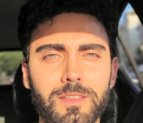 عکس محمد صادقی با لباس زنانه