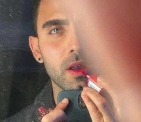 عکس محمد صادقی با لباس زنانه
