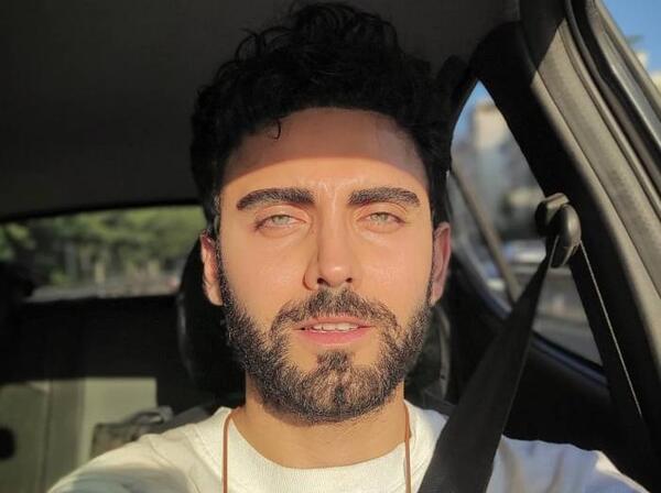 عکس محمد صادقی با دامن