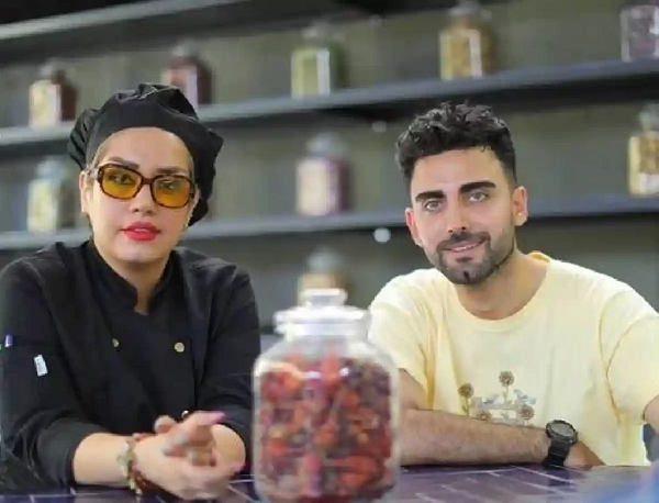 عکس محمد صادقی با دامن