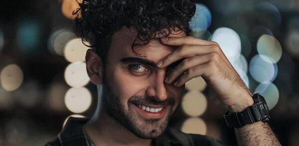 عکس محمد صادقی با دامن