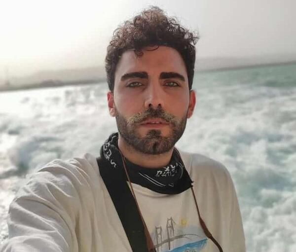 عکس محمد صادقی با دامن