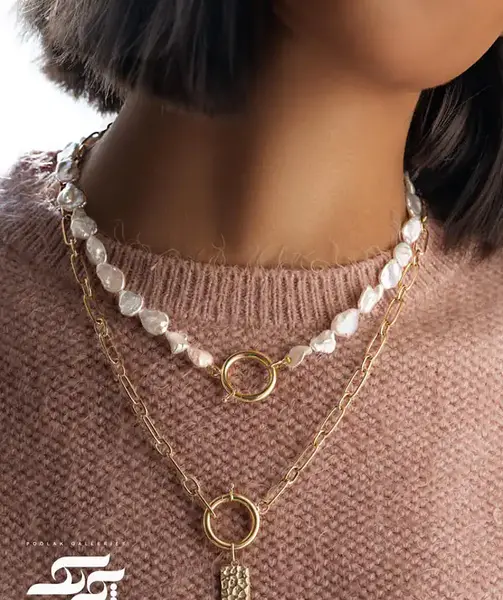 عکس گردنبند طلا رو لباسی