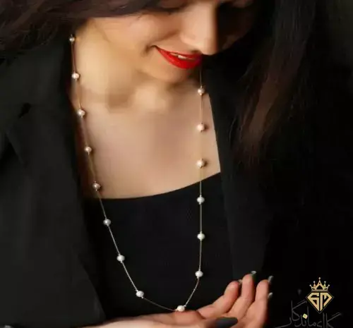 عکس گردنبند طلا رو لباسی