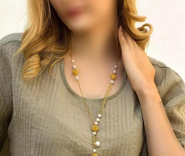 عکس گردنبند طلا رو لباسی