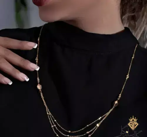 عکس گردنبند طلا رو لباسی