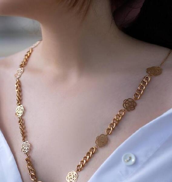 عکس گردنبند طلا رو لباسی