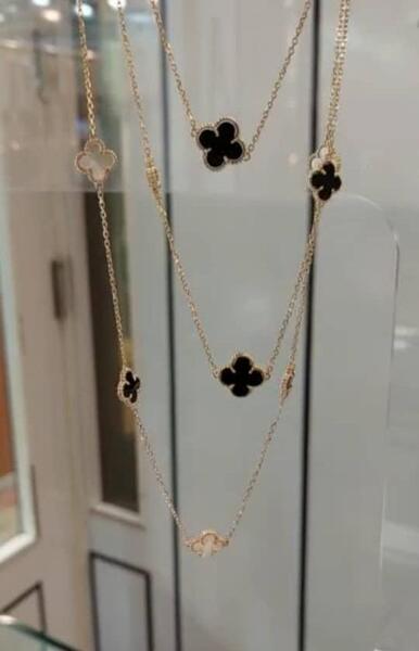 عکس گردنبند طلا رو لباسی