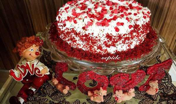عکس کیک قرمز ساده