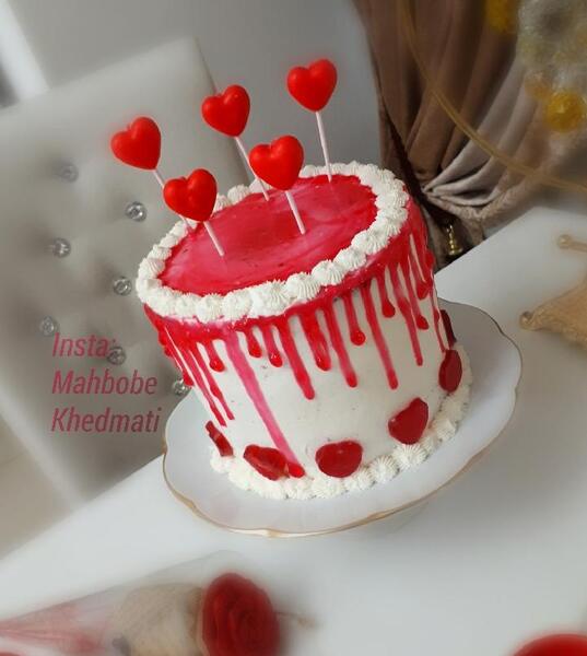 عکس کیک قرمز ساده