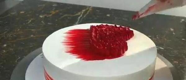 عکس کیک قرمز ساده