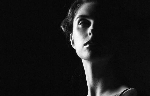 عکس پرتره سیاه و سفید از چهره