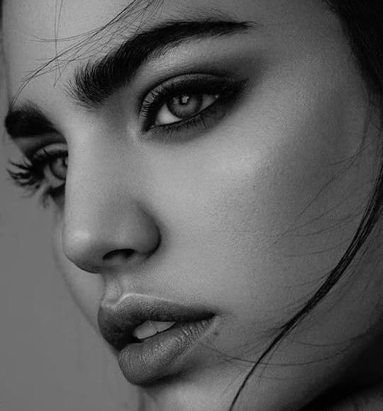 عکس پرتره سیاه و سفید از چهره