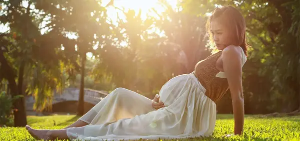 ژست عکس بارداری در فضای باز