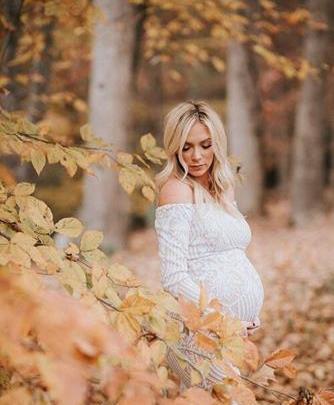 ژست عکس بارداری در فضای باز