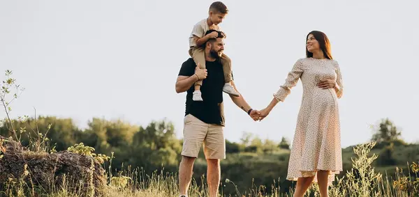 ژست عکس بارداری در طبیعت