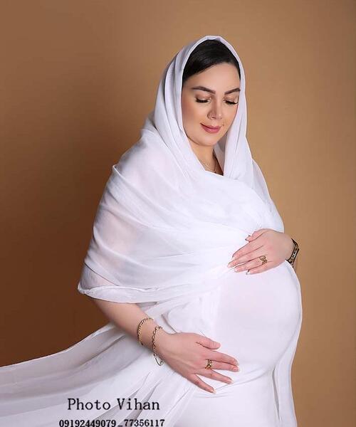ژست عکس بارداری در آتلیه