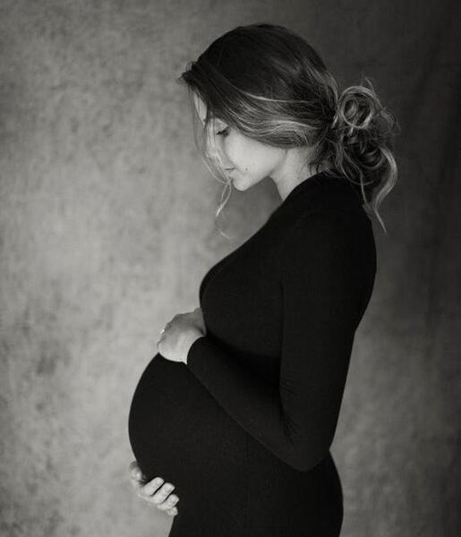 ژست عکس بارداری فضای باز