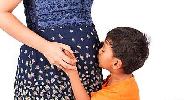 عکس بارداری دوم با بچه اول