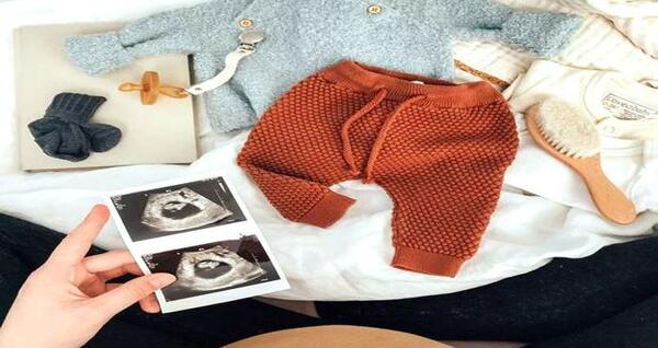 ژست عکس بارداری با لباس نوزاد