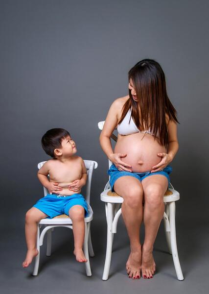 عکس بارداری با لباس اسپرت