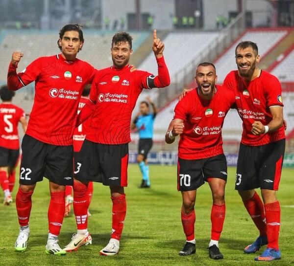 عکس همسر شجاع خلیل زاده در استادیوم