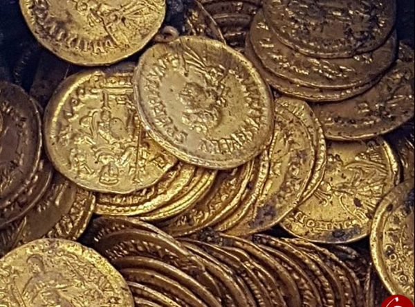 عکس صندوق پر از طلا