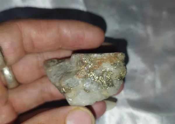 عکس طلا در سنگ
