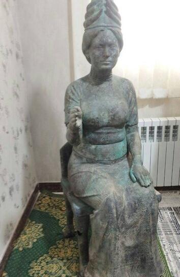 عکس مجسمه طلا زیر خاکی