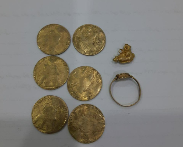 عکس مجسمه طلا زیر خاکی