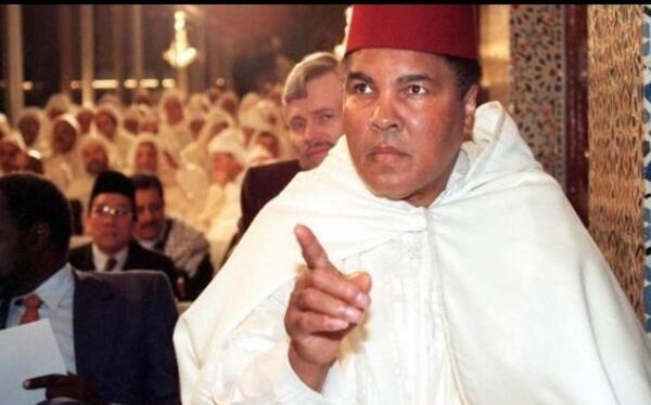 عکس محمد علی کلی در حال نماز خواندن