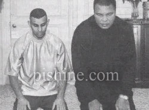 عکس محمد علی کلی در حال نماز خواندن
