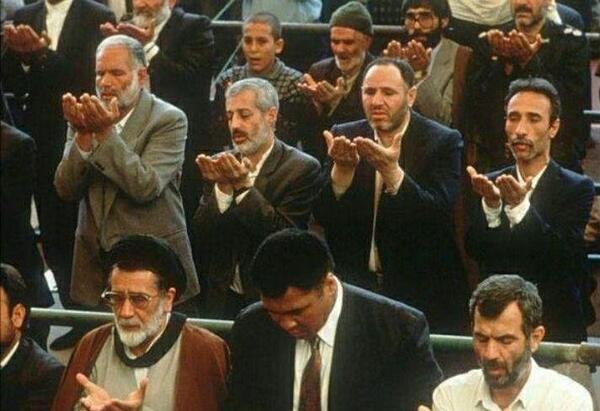 عکس محمد علی کلی در حال نماز خواندن