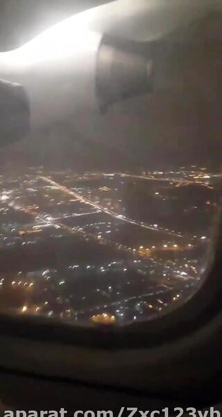عکس پنجره هواپیما در شب