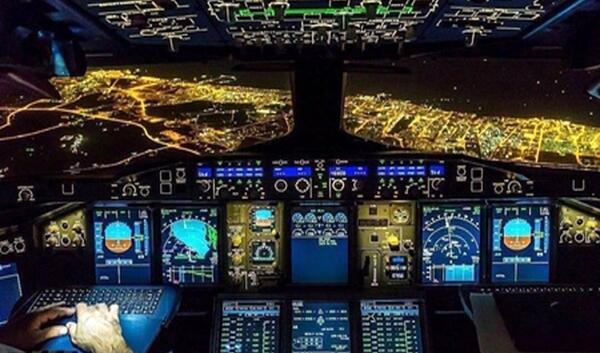 عکس کابین هواپیما در شب